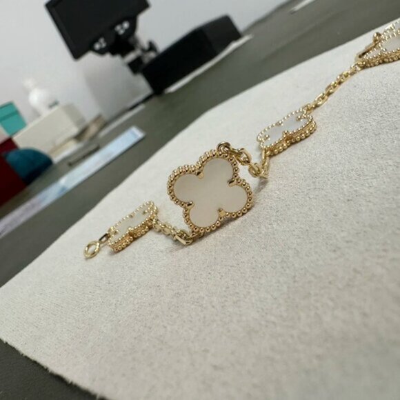 Authentic Van Cleef & Arpels 18K gold white mother-of-pearl bracelet - Picture 3 of 9